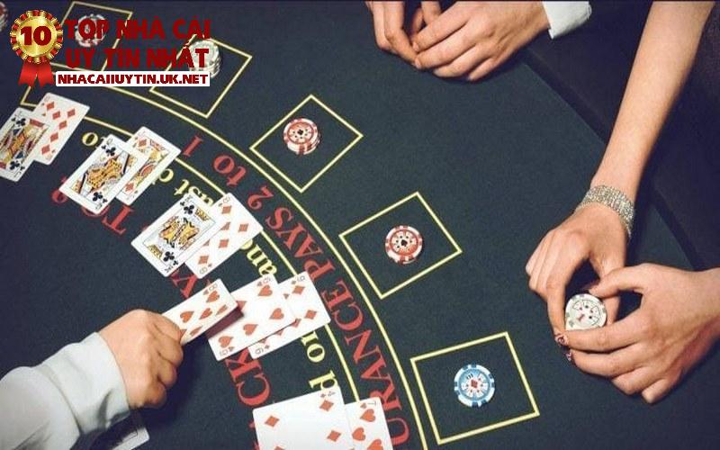 Mẹo quan trọng khi tham gia blackjack là theo dõi cược của người chia bài